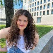 Profesora de primaria imparte clases de matemáticas a niños y niñas de educación primaria